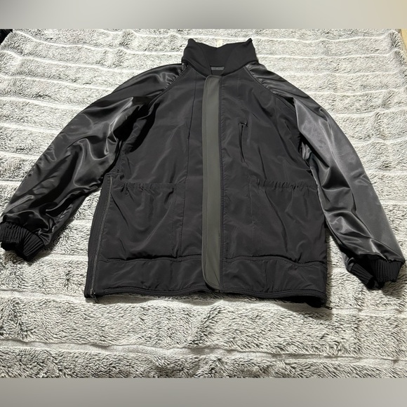 Lululemon Man Black Grey Reversible Microfiber Knit Athletic Bomber Jacket Sz 6 - Picture 5 of 9